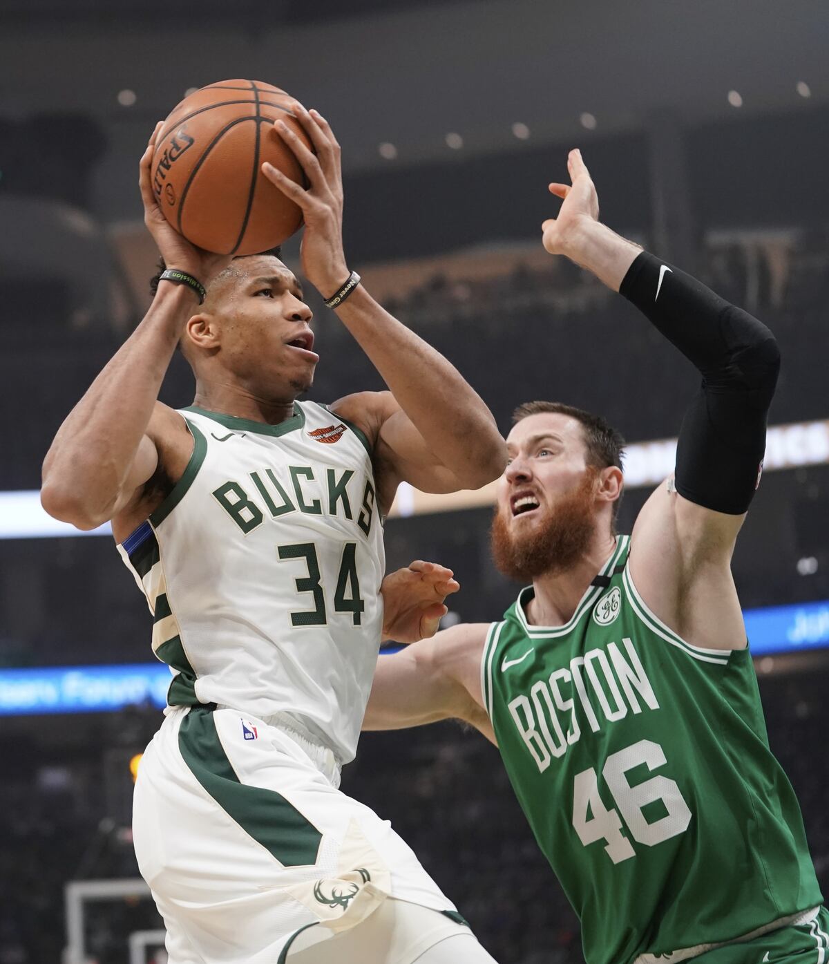 ¡Implacables! Los Bucks mandan para su casa a un histórico de la NBA