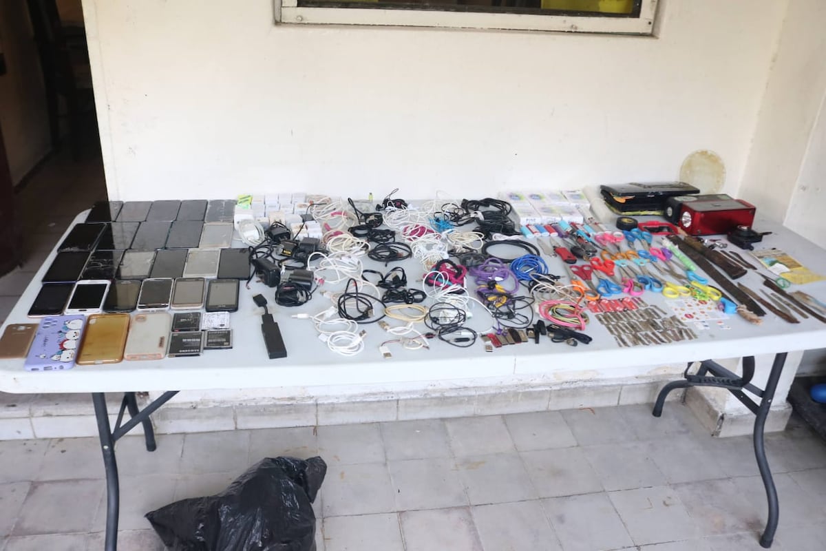 Desde celulares, cargadores y navajas, hasta máquinas de tatuar, fueron descubiertos entre otros objetos prohibidos en la cárcel de mujeres