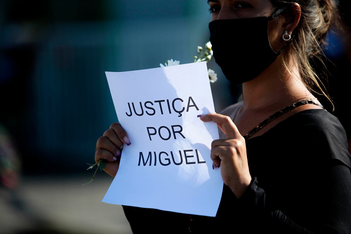 Conmoción en Brasil. Hijo de una empleada cayó al vacío y murió por culpa de la patrona