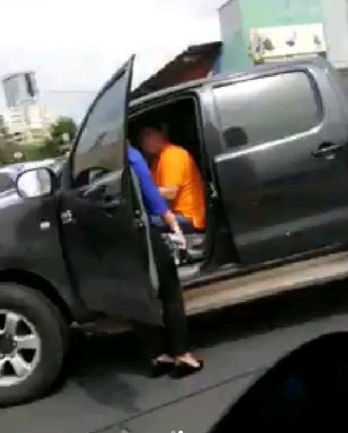 CIRCULA VIDEO. Revuelo en la vía. Mujer sorprende a marido en plena calle