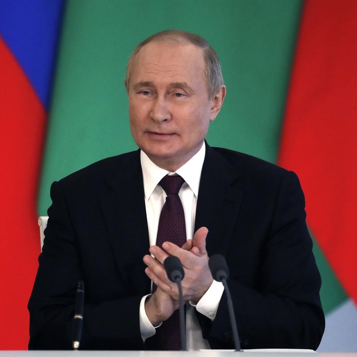 Increíble. Guardaespaldas rusos recogen heces de Putin cada vez que viaja al exterior