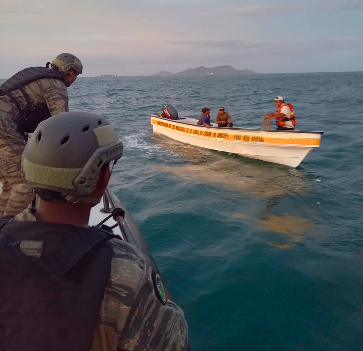 Rescatan a tres guardaparques varados en embarcación cerca de Isla Verde