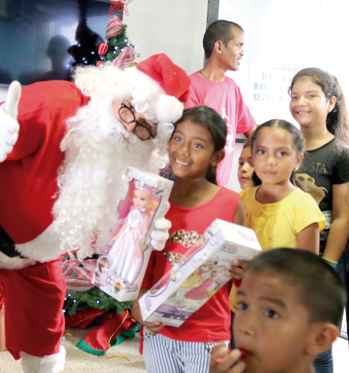 Amigos del aire llevan alegría a niños veragüenses