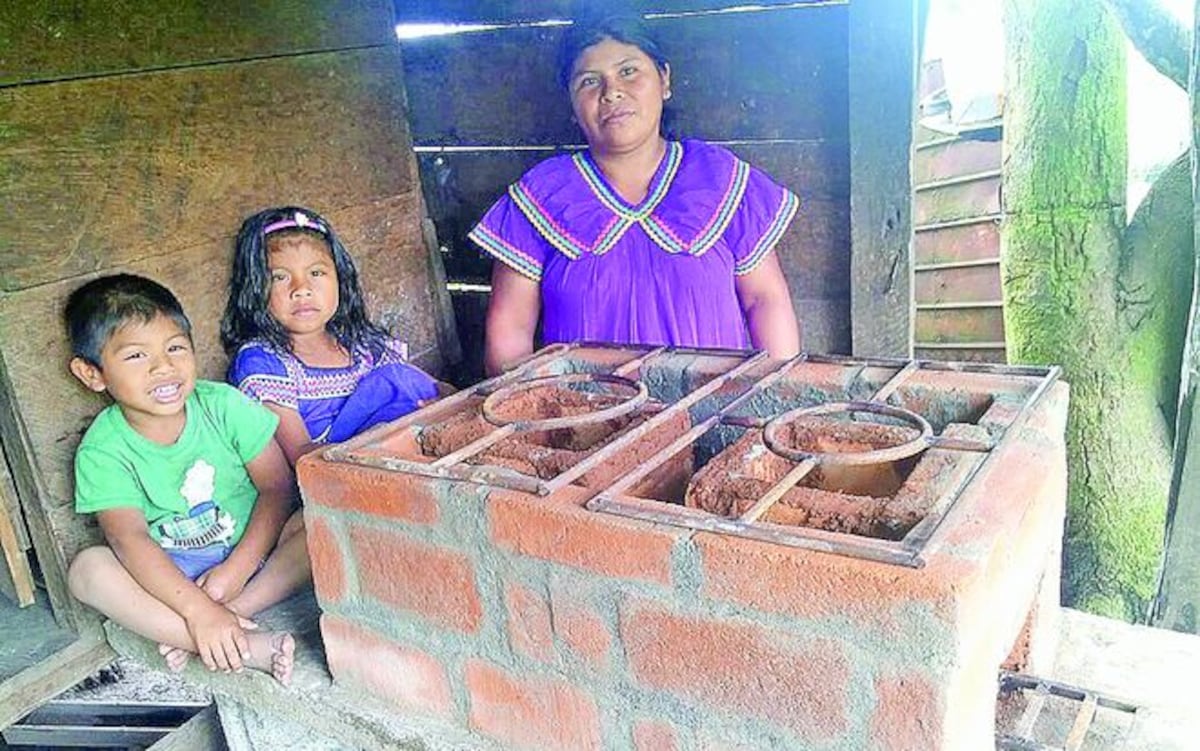 Cambian fogones por estufas ecológicas