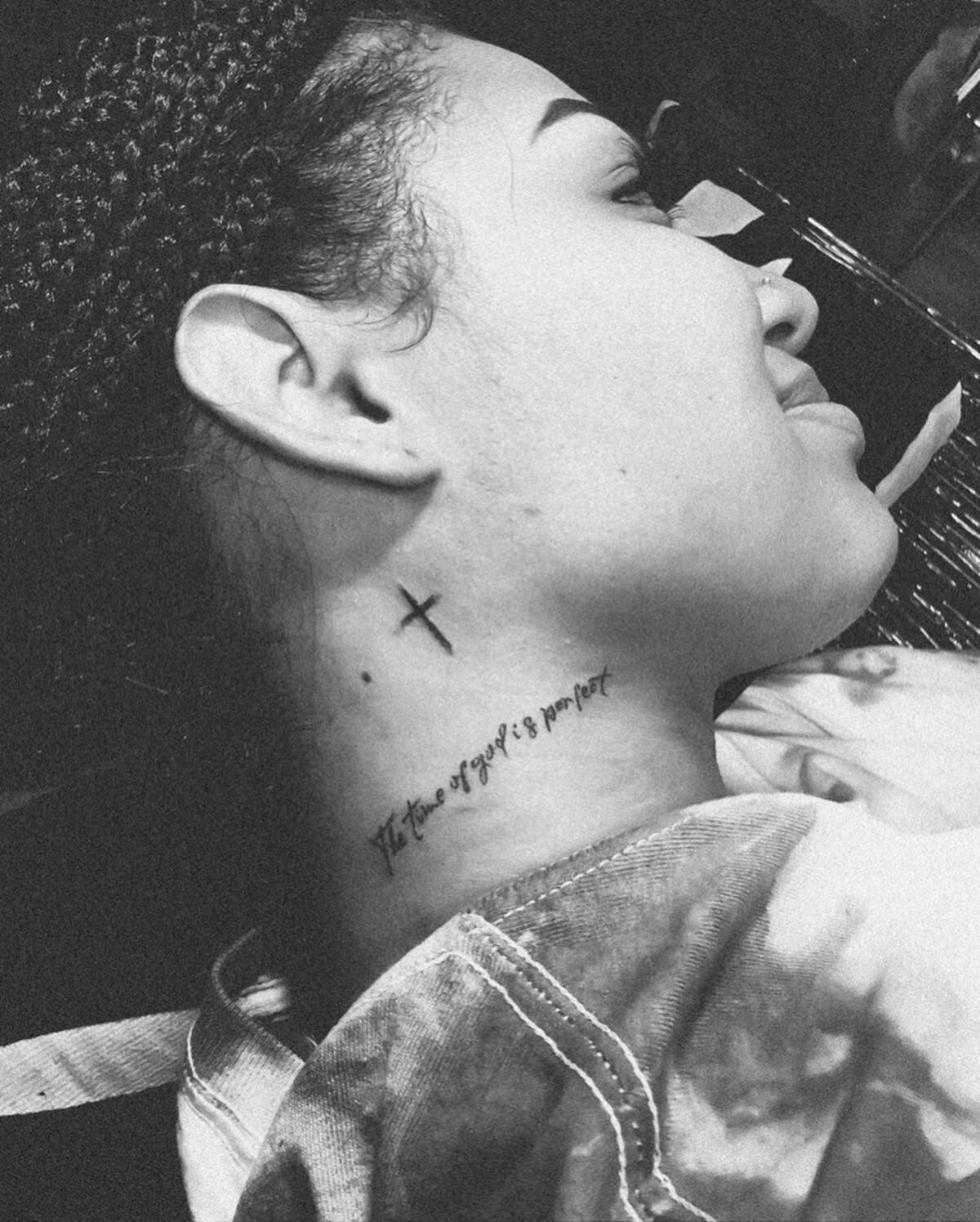 Piden 'Open Engli**’ con ella. El tatuaje de Anyuri que está mal escrito y la dejó en ridículo