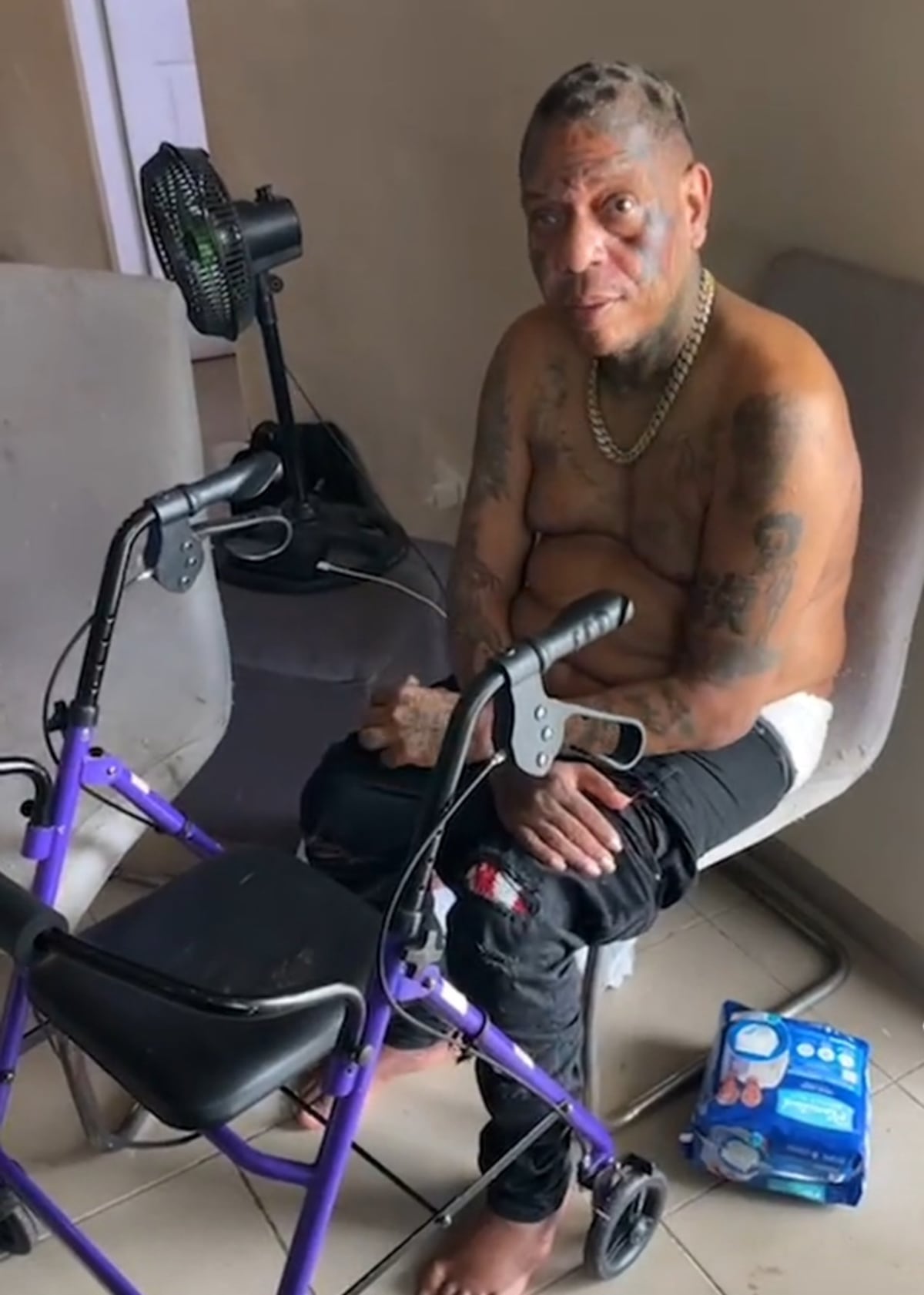 Japanese enfrenta abandono: Sin Agua, entre gusanos y malos olores