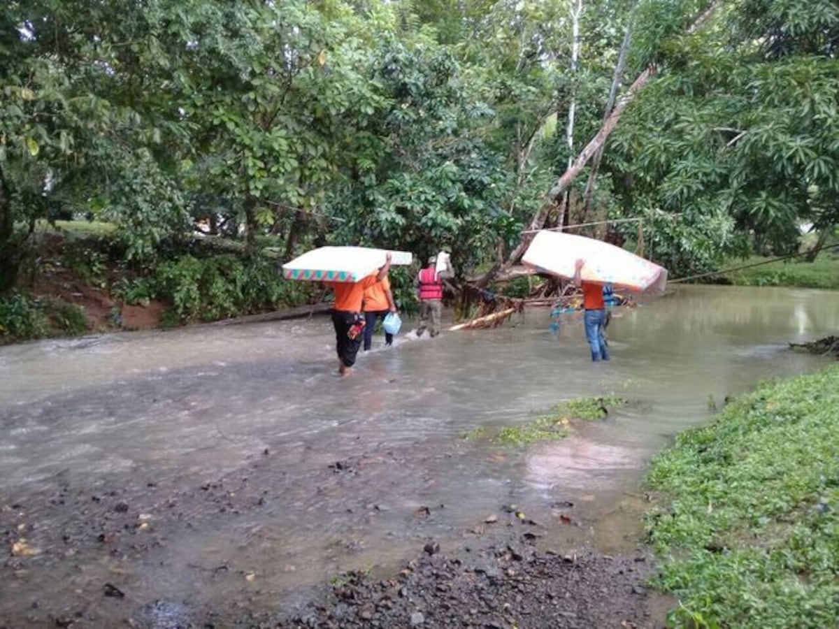 ¡EMERGENCIA! Derrumbes en Colón, personas atrapadas, FTC al rescate|VIDEO