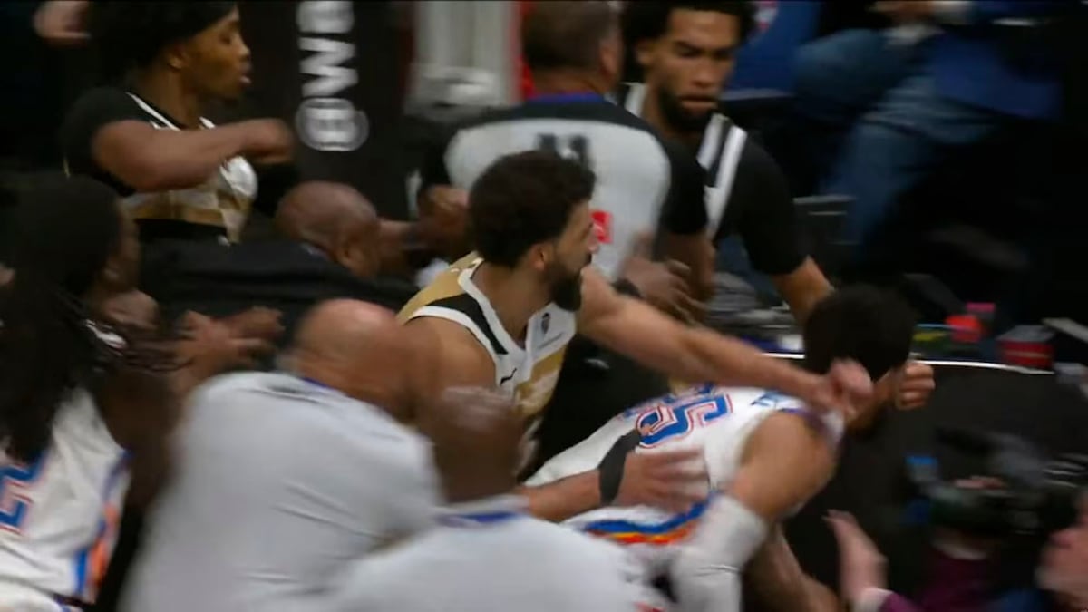 Una batalla campal en la NBA deja cuatro expulsados y un camarógrafo bajo la piña