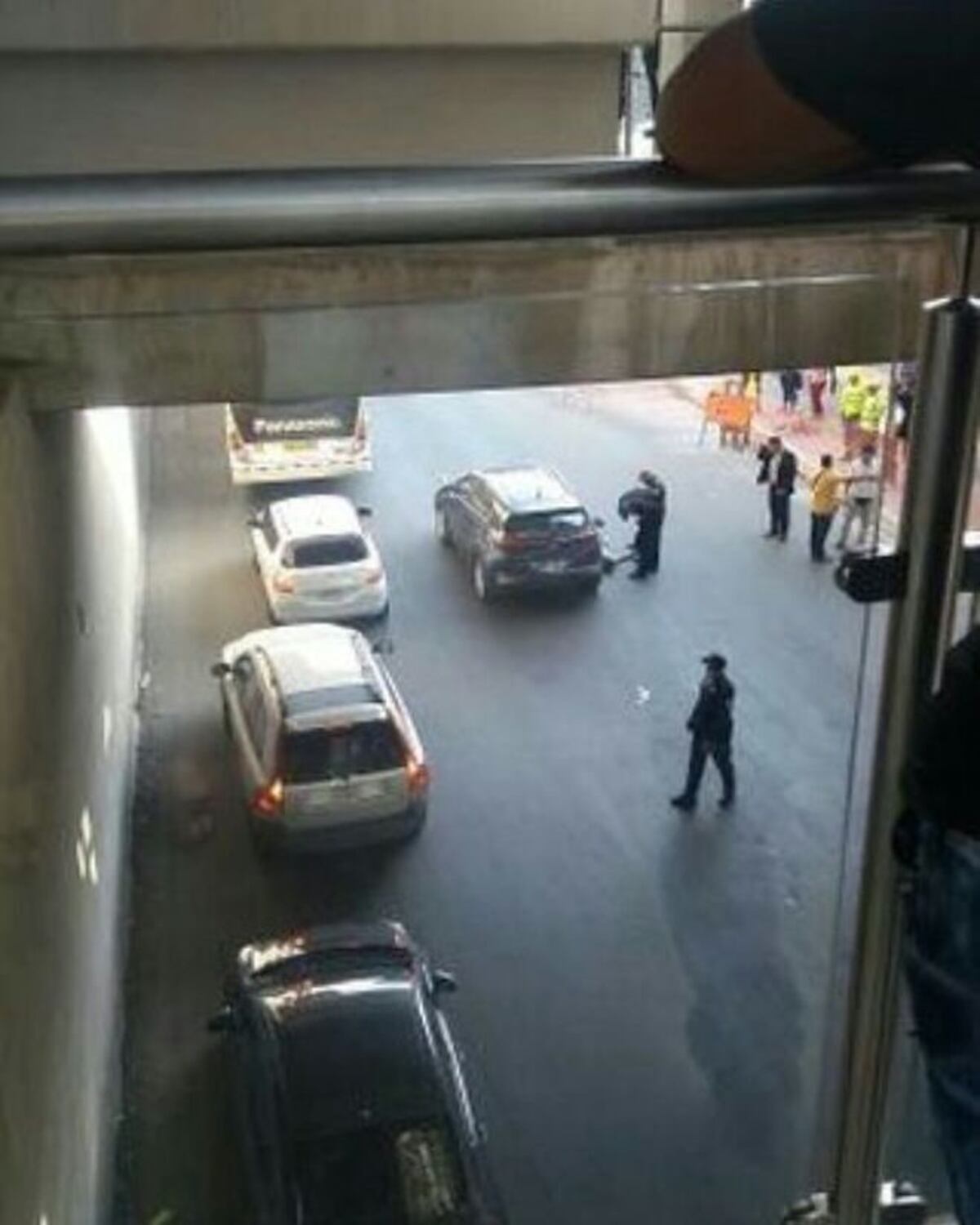 ¡DIOS! Hombre cae de lo alto de la estación del metro 12 de Octubre