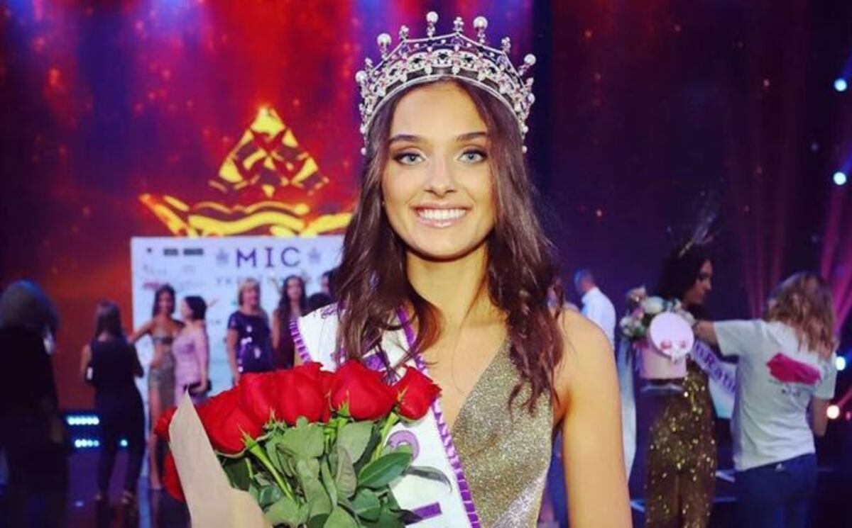 La Miss Ucrania que perdió la corona por ser madre, presenta a su hijo