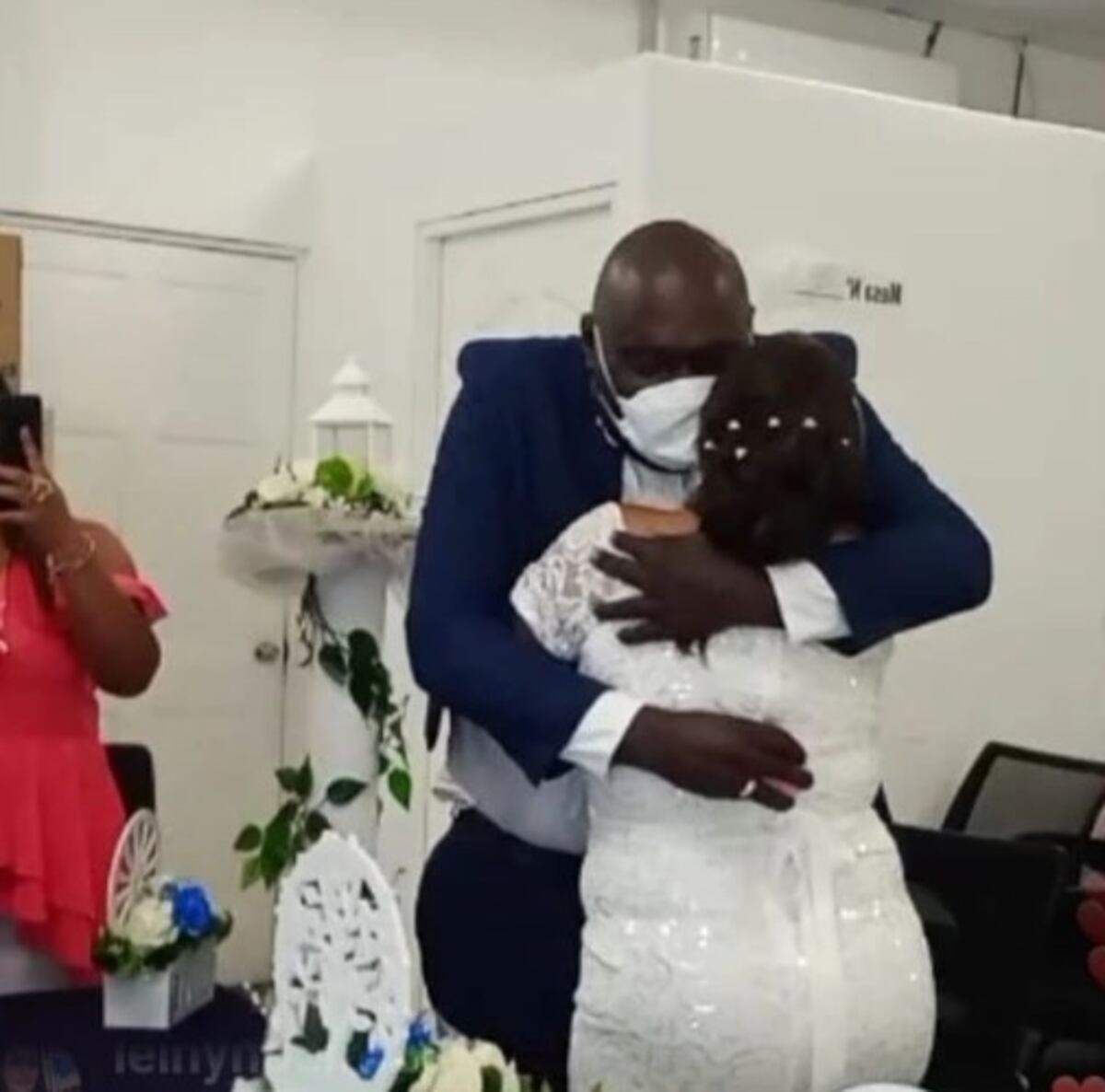 ‘Prometo serte fiel todos los días de mi vida’. Periodista de deportes panameño al que le pidieron la mano, se casa. +Fotos