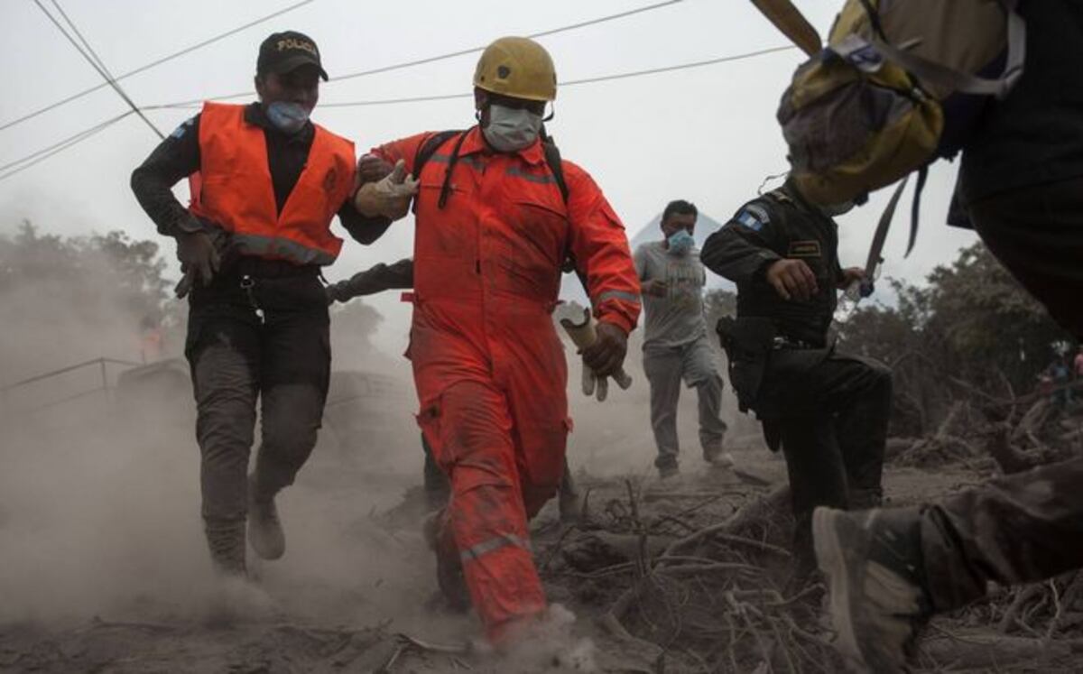 Volcán de Fuego de Guatemala sigue activo con siete explosiones por hora