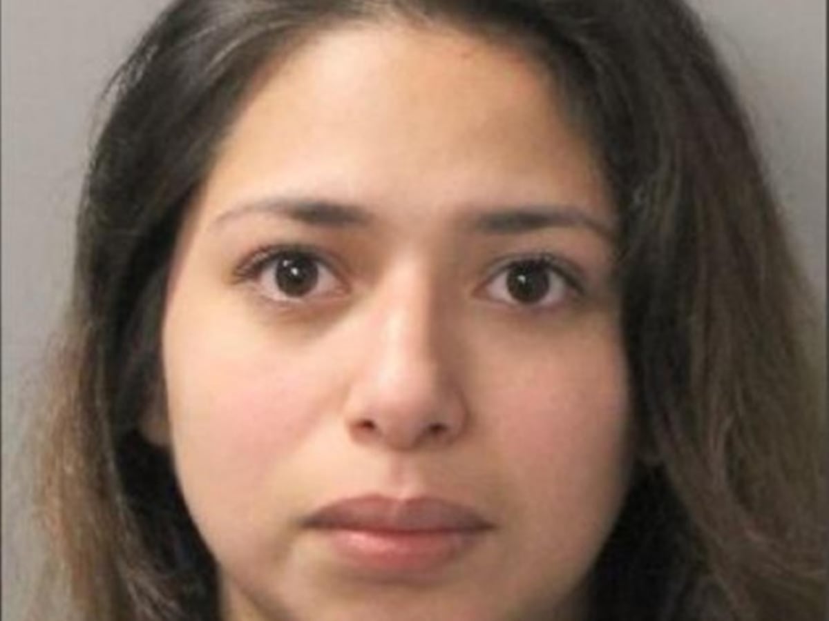 Detienen a maestra de secundaria por tener relaciones con alumno