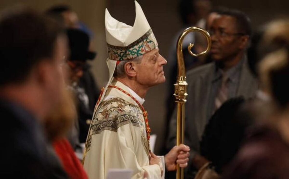 '¡Qué vergüenza!', le gritan a cardenal de Washington por abusos