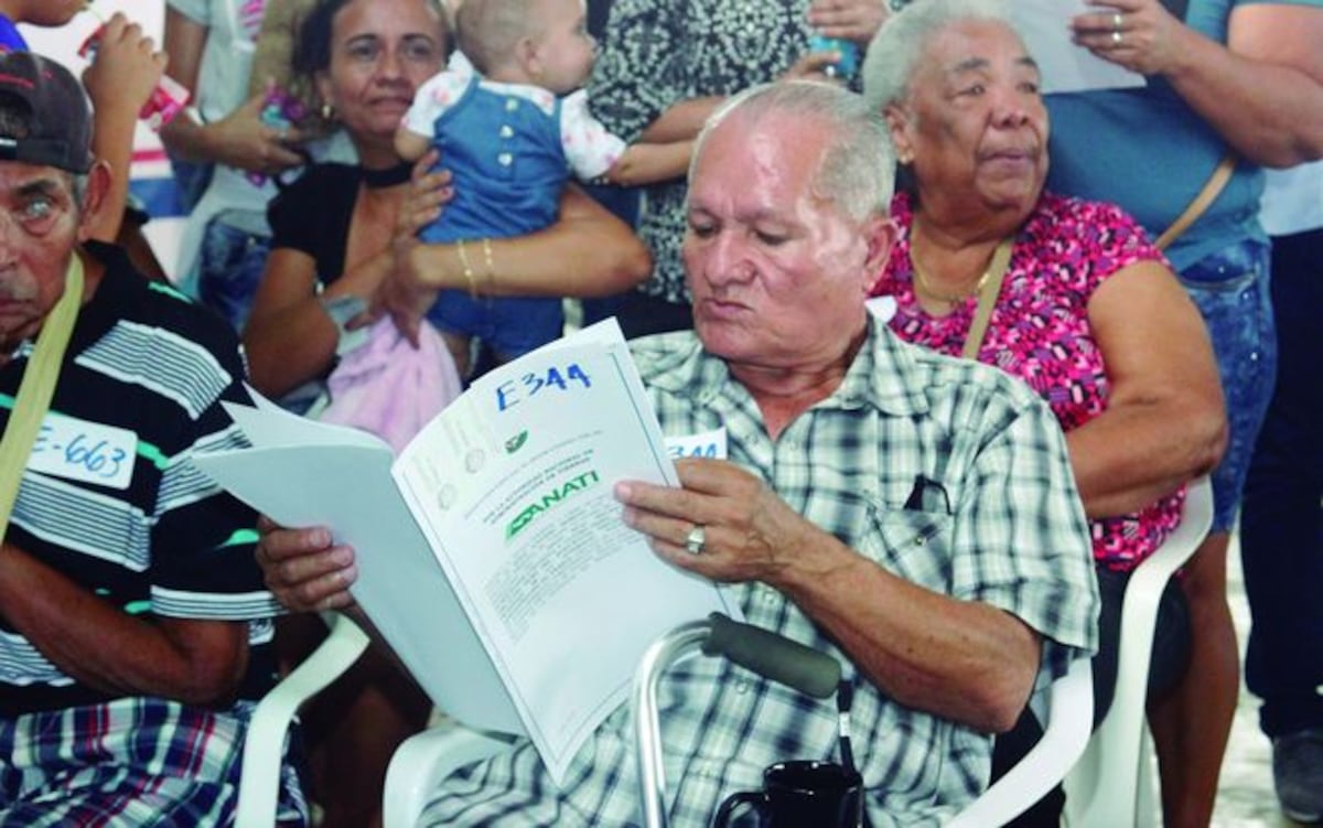 ¡CON LÁGRIMAS Y SONRISAS! Residentes del Este reciben títulos de propiedad