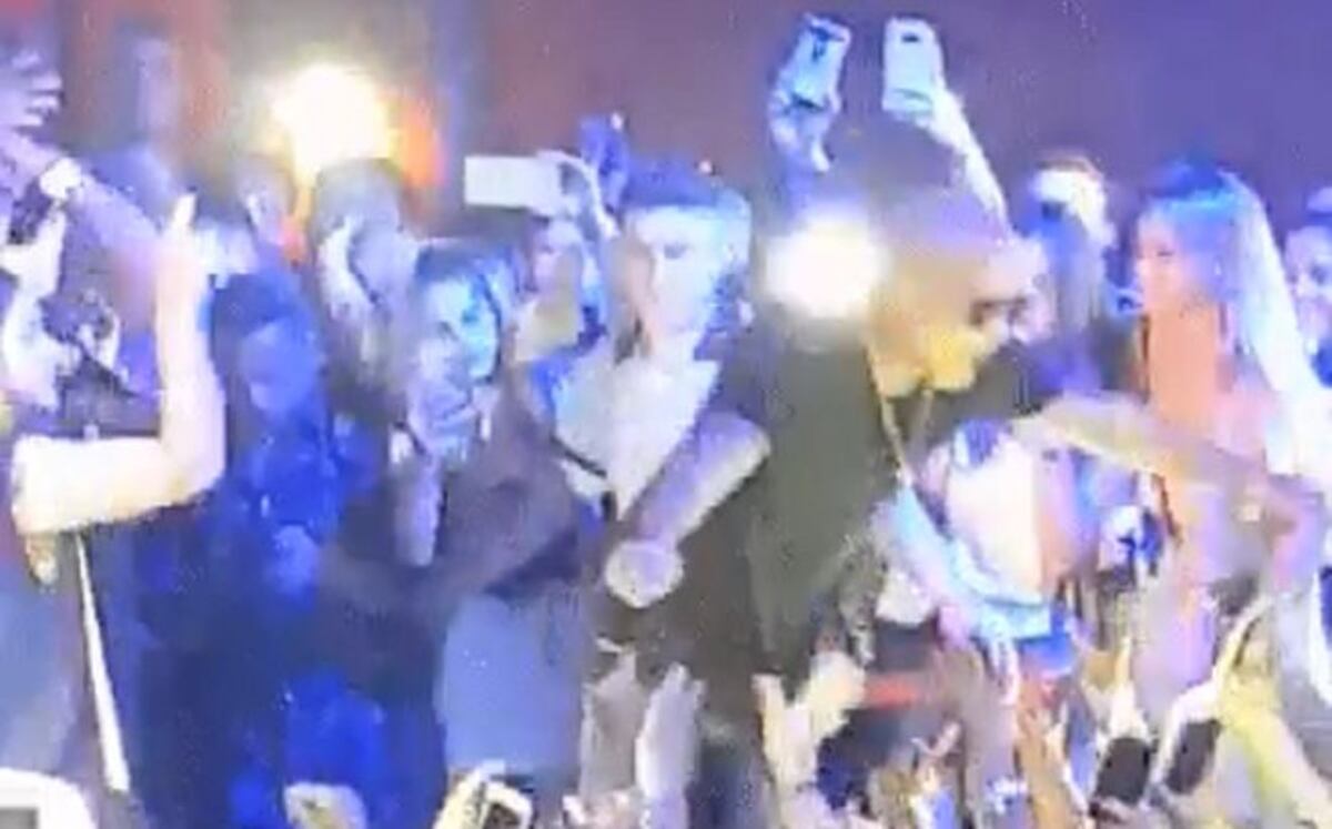 VIDEO| Reguetonero se lanzó a su público y recibió dolorosa respuesta 