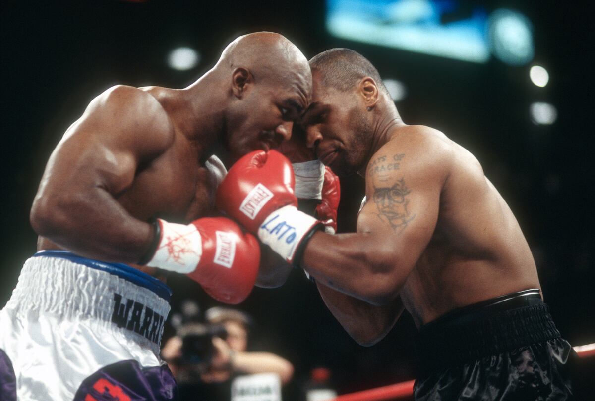 Holyfield reta a Tyson. Cuida’o con otra mordida de oreja