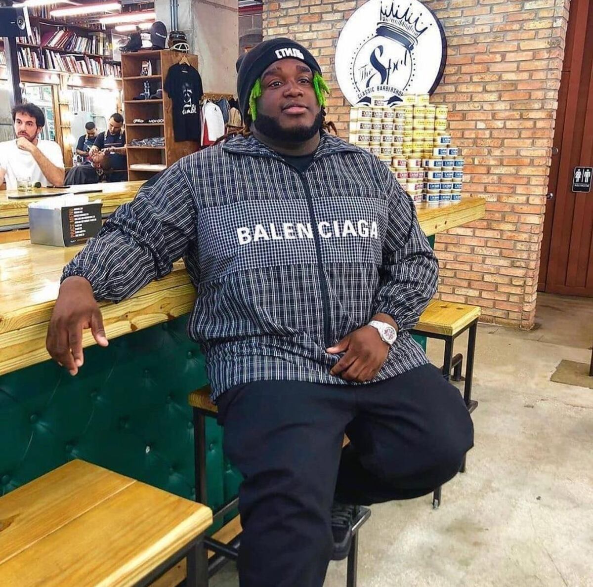 Sech regala 5 mil palitos a fanática y seguirá regalón