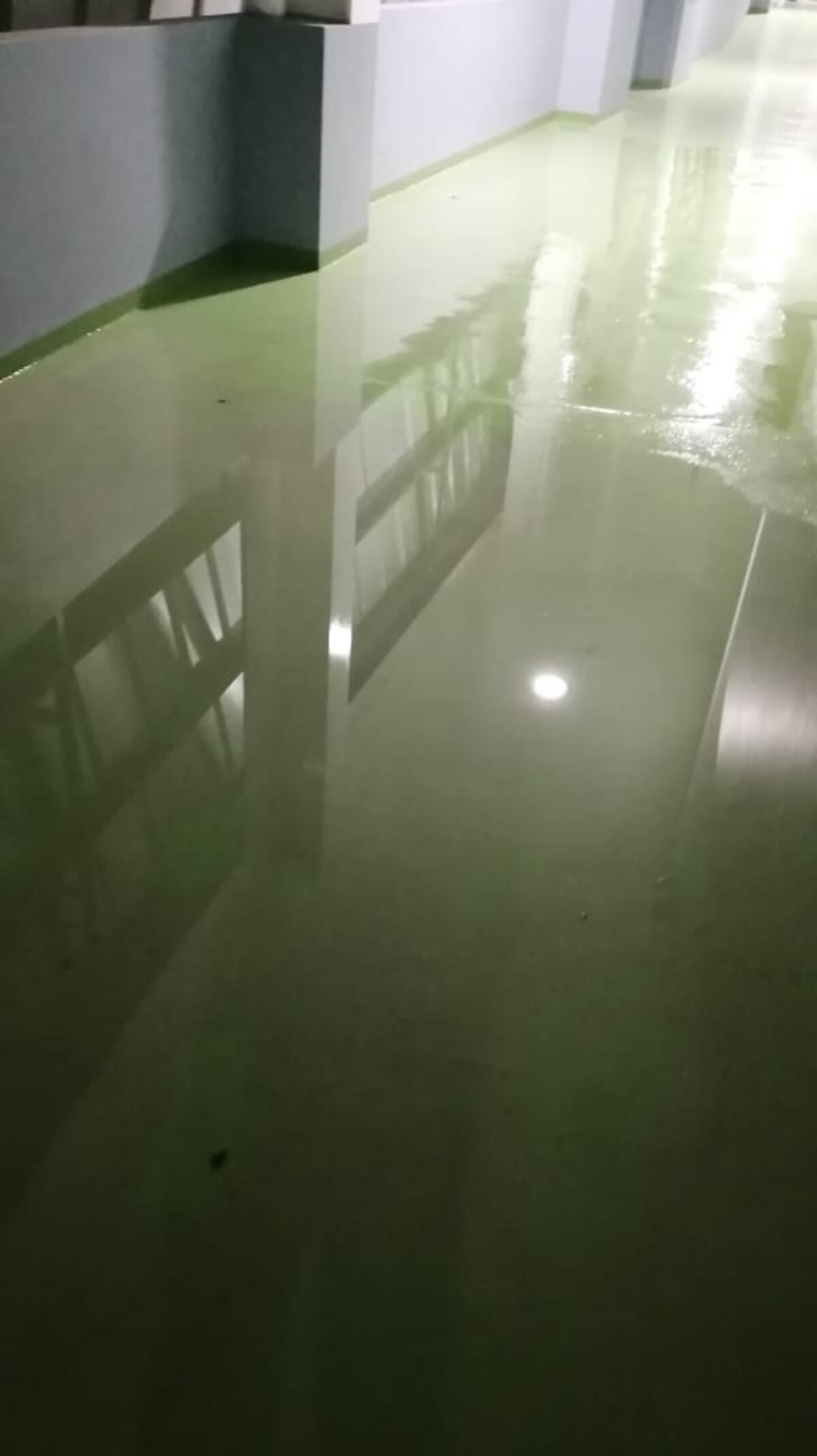 Estadio Calvin Byron muestra su peor cara. Inundación y filtración a 4 meses de su inauguración. Video