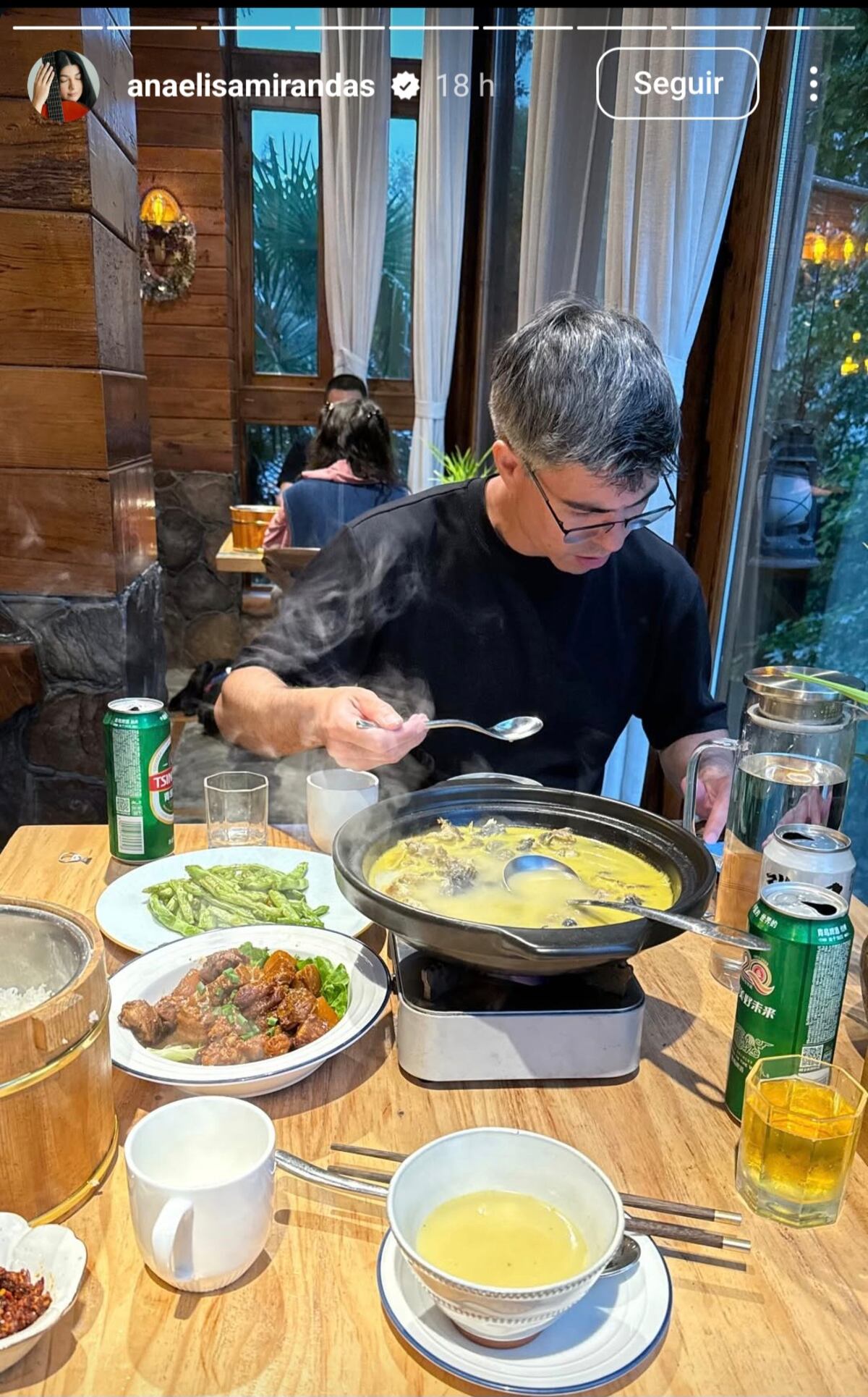 ‘El pintalabios, toque de rímel’. Ana Elisa Miranda, ex Canta Conmigo de 27 años, y Richard Morales, político de 43, gritan su amor desde China