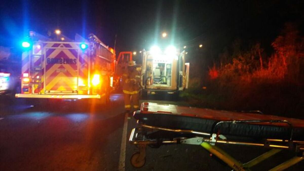 ¡AY, DIOS! Choca contra un poste de luz y queda atrapado en el auto