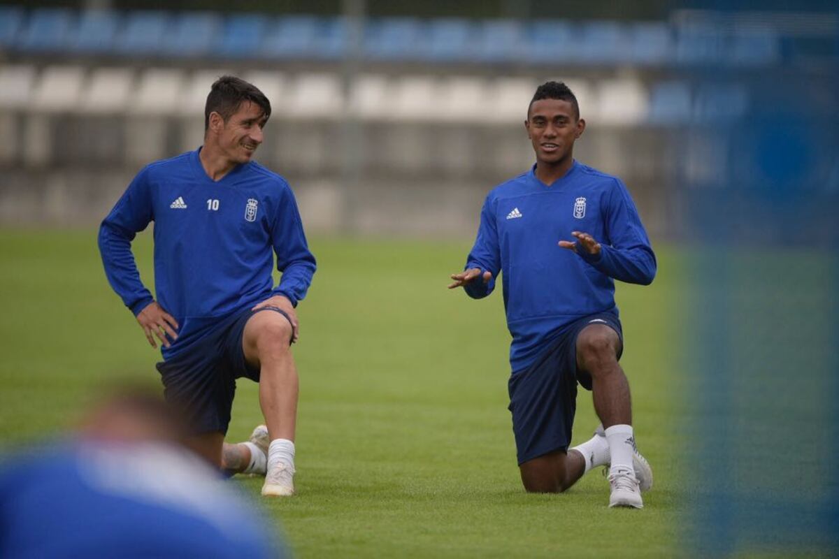 El equipo español Real Oviedo presenta al panameño Yoel Bárcenas como su fichaje