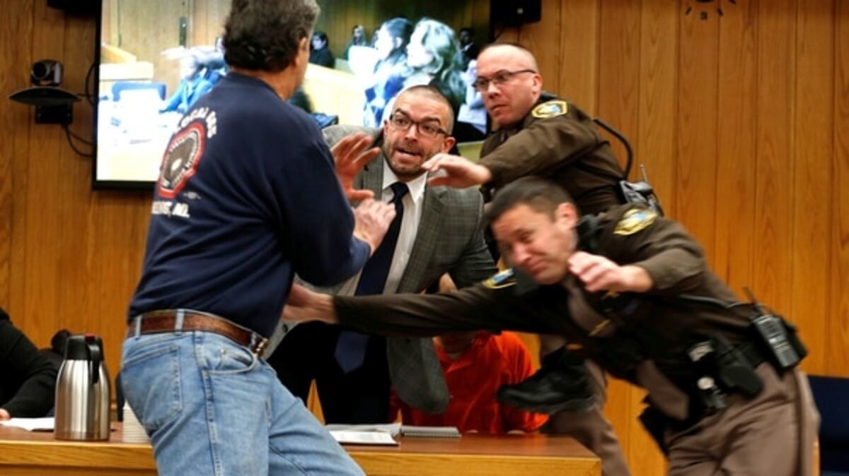 ¡NO AGUANTÓ! El padre de tres víctimas de Larry Nassar se abalanza sobre él 