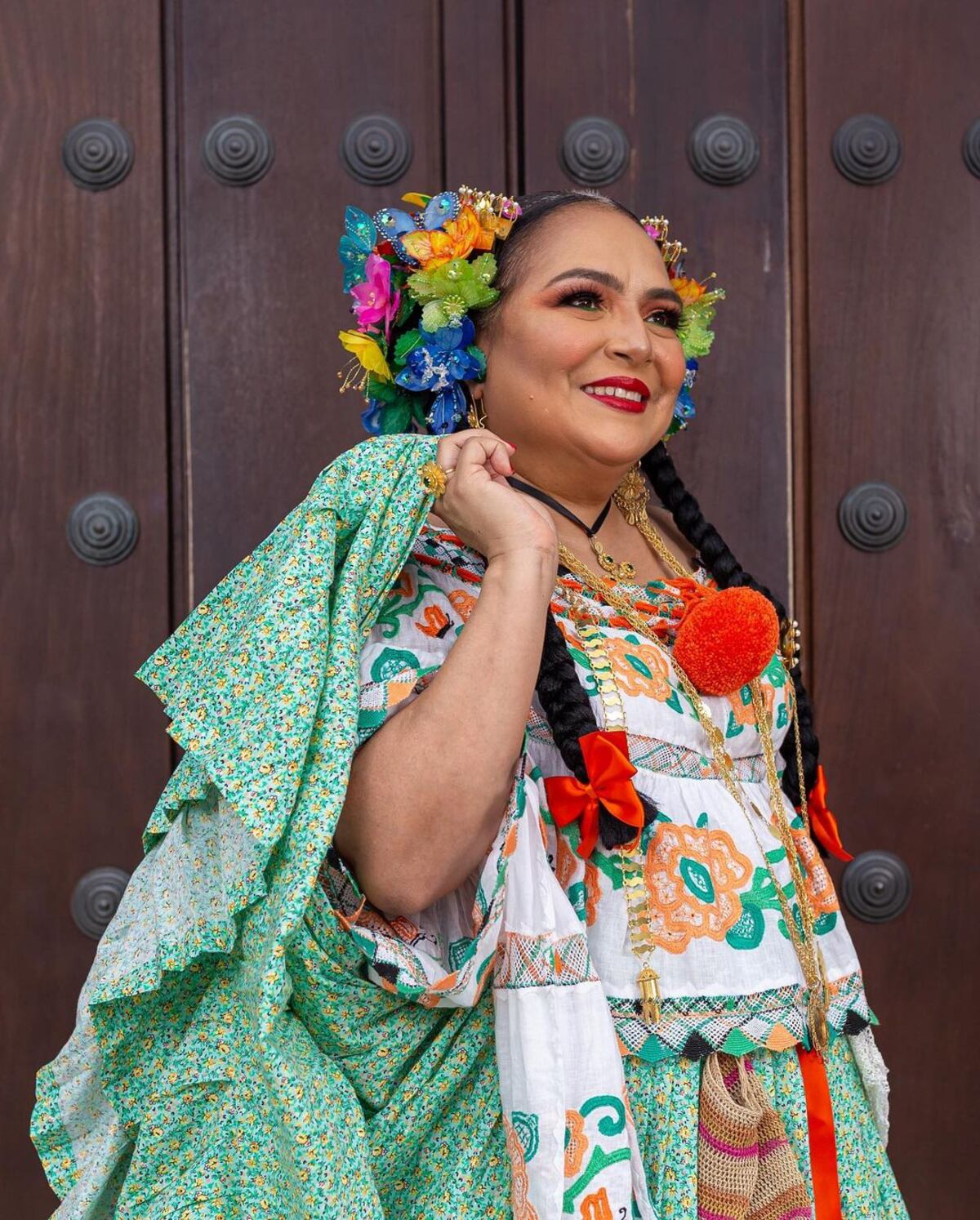 La Doctora Lourdes Moreno cumple su sueño de lucir una pollera y aprovechó para pedir que no bajen la guardia por Panamá +Video