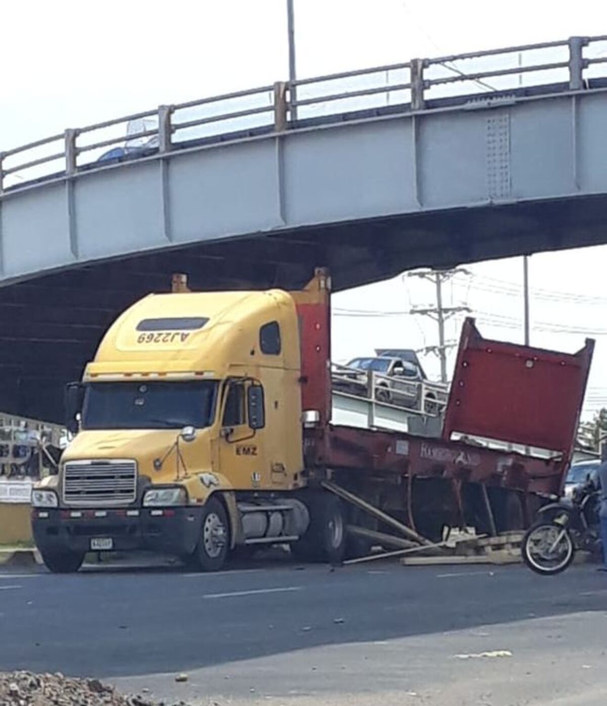 ¡IMPACTANTE! Carga de articulado apachurra auto debajo del puente de San Antonio
