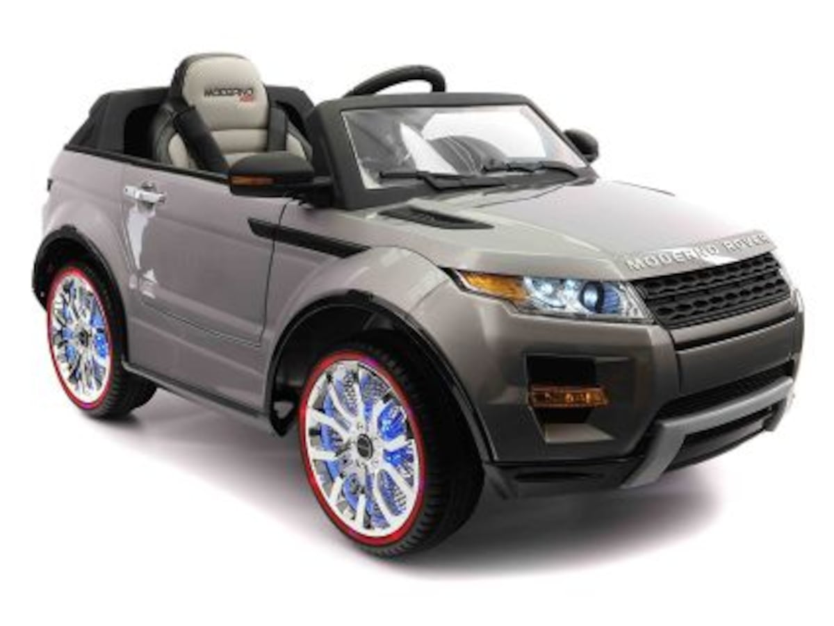 ¡Increíble! Mujer ebria es detenida al conducir un auto de juguete (Video)