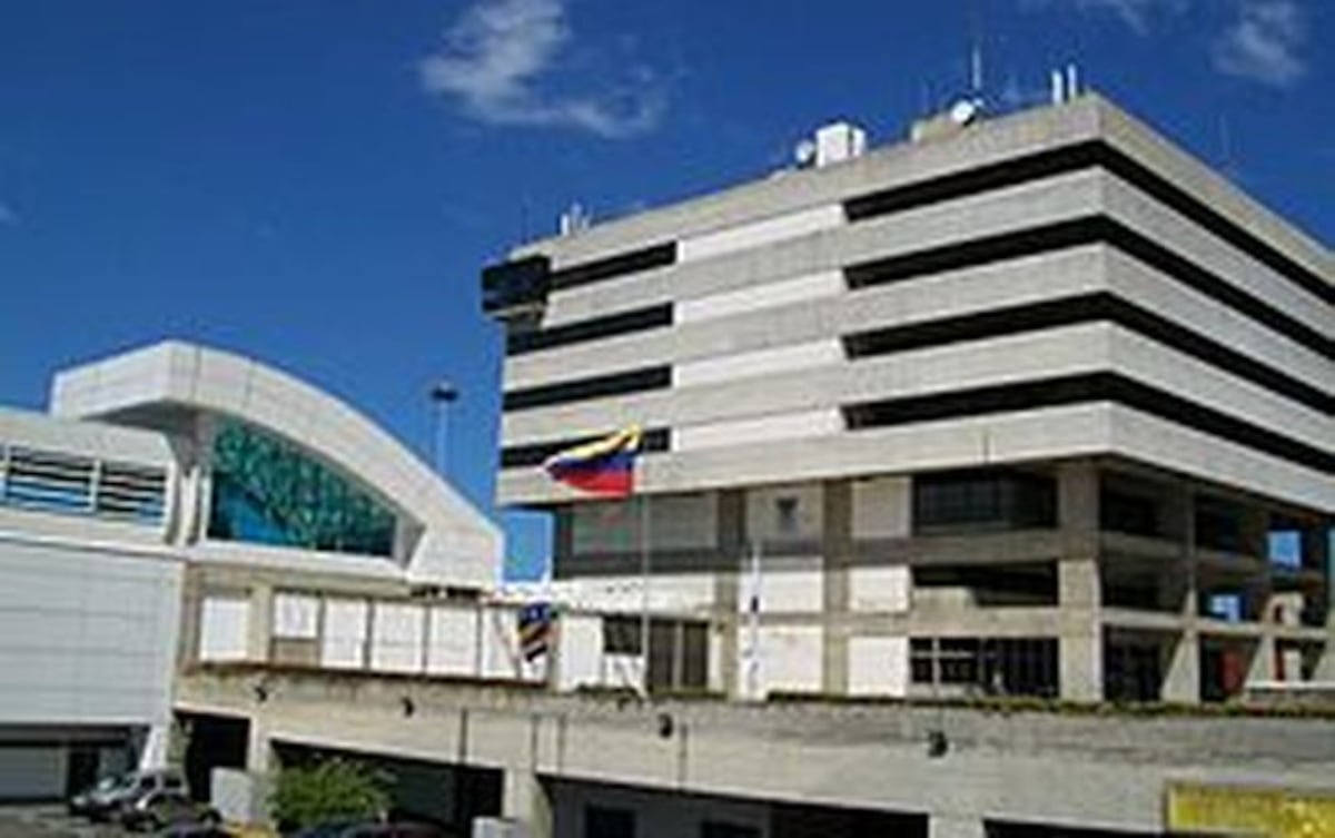 Mujer desnuda en el aeropuerto internacional | VIDEO