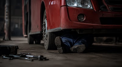 Tragedia en Villa Unida: hombre reparaba un bus y el vehículo le pasó por encima