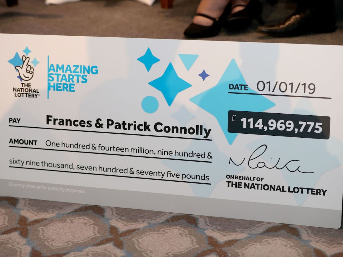 Pareja se gana 144 millones de dólares y tiene gran gesto con 50 amigos