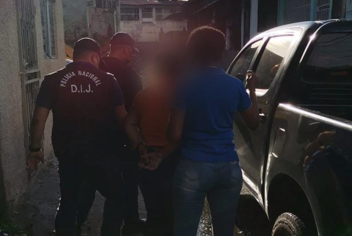 Fue una mujer la capturada junto a funcionario de alto cargo por presuntamente tratar de hacer trampa al cobrar billetes de la Lotería. Video