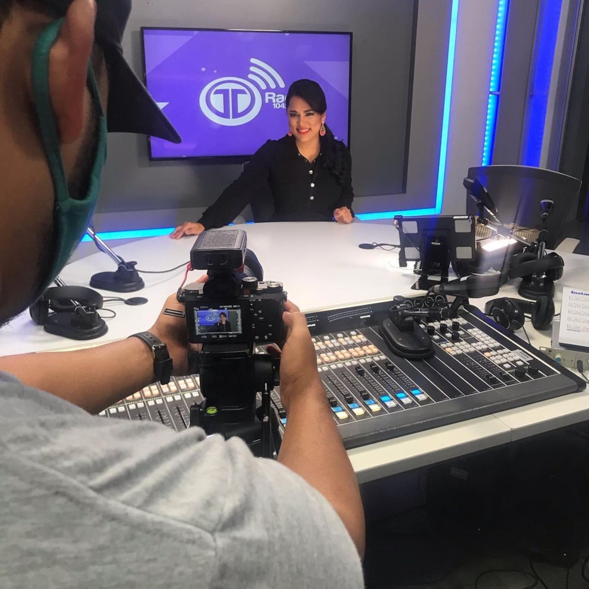 Presentadora de TV habla desde el confinamiento. La covid-19 la tiene lejos de las cámaras