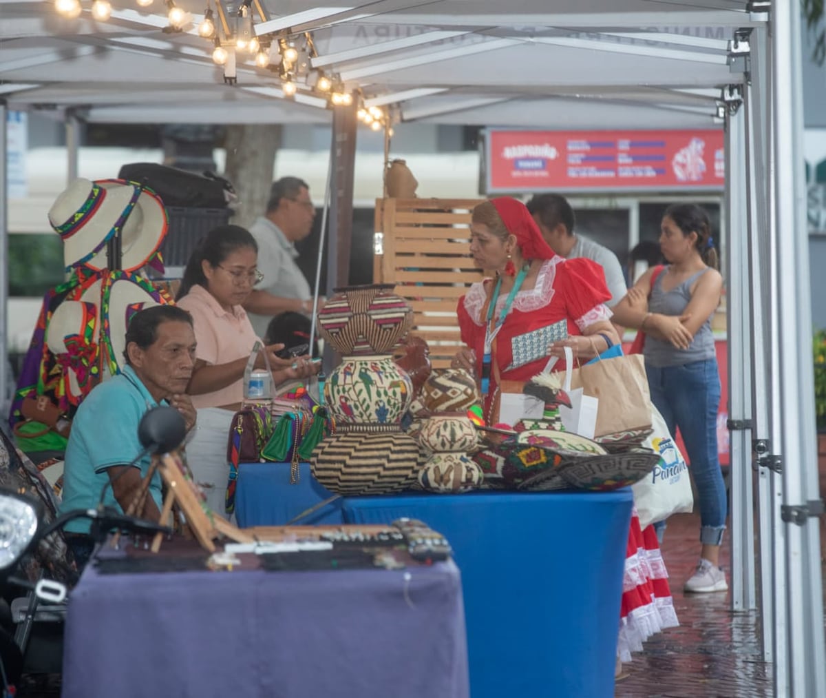 Casco Antiguo se prendió: música, gastronomía y emprendedores dijeron presente en la Plaza Catedral
