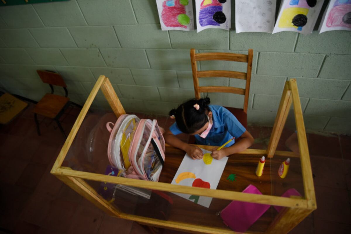 Crea un peculiar pupitre de madera personalizado para proteger a su hija de coronavirus