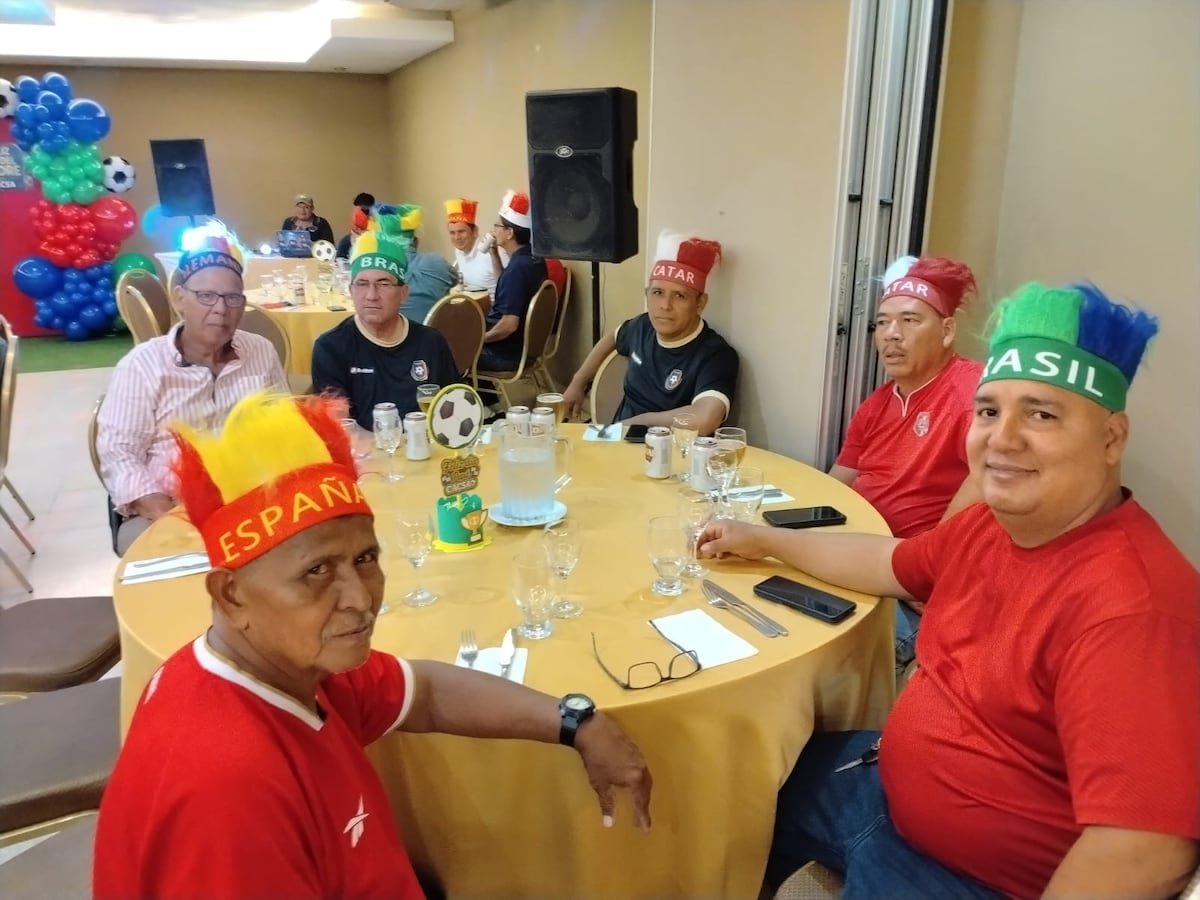 Papás celebran su día con sabor mundialista en Santiago