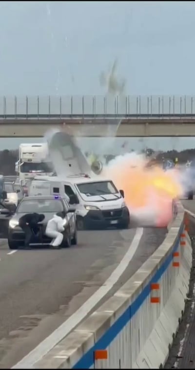 Espectacular asalto con explosiones y tiroteos a un furgón blindado en Italia 