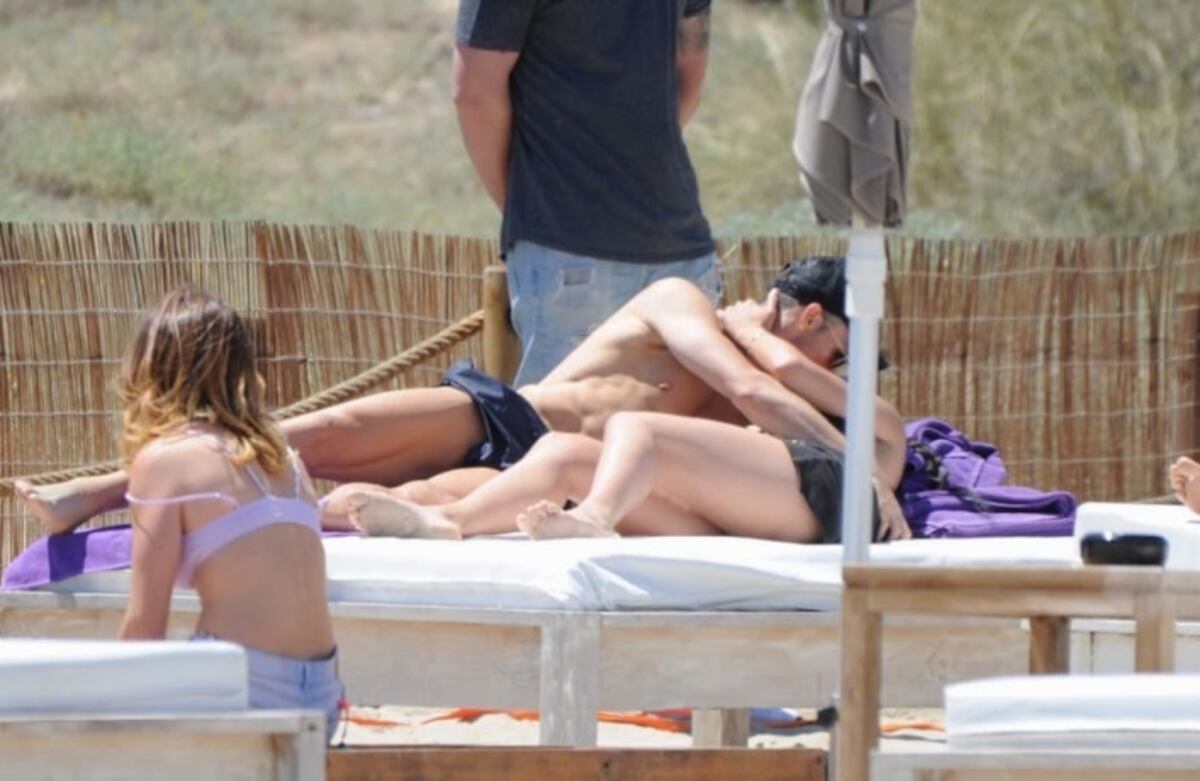 Captan a Cristiano Ronaldo y su novia bien románticos en Ibiza