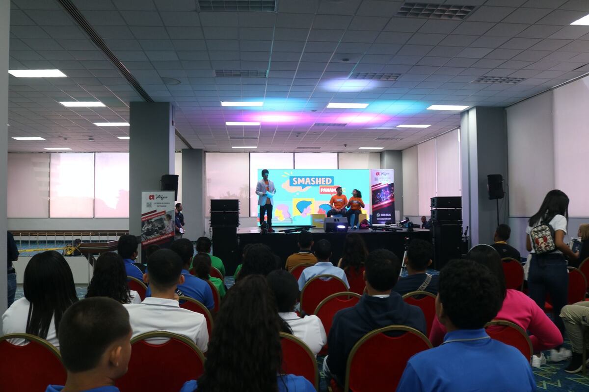 CoSPAE y SMASHED promueven la prevención del consumo de alcohol en jóvenes en la pasada FIL