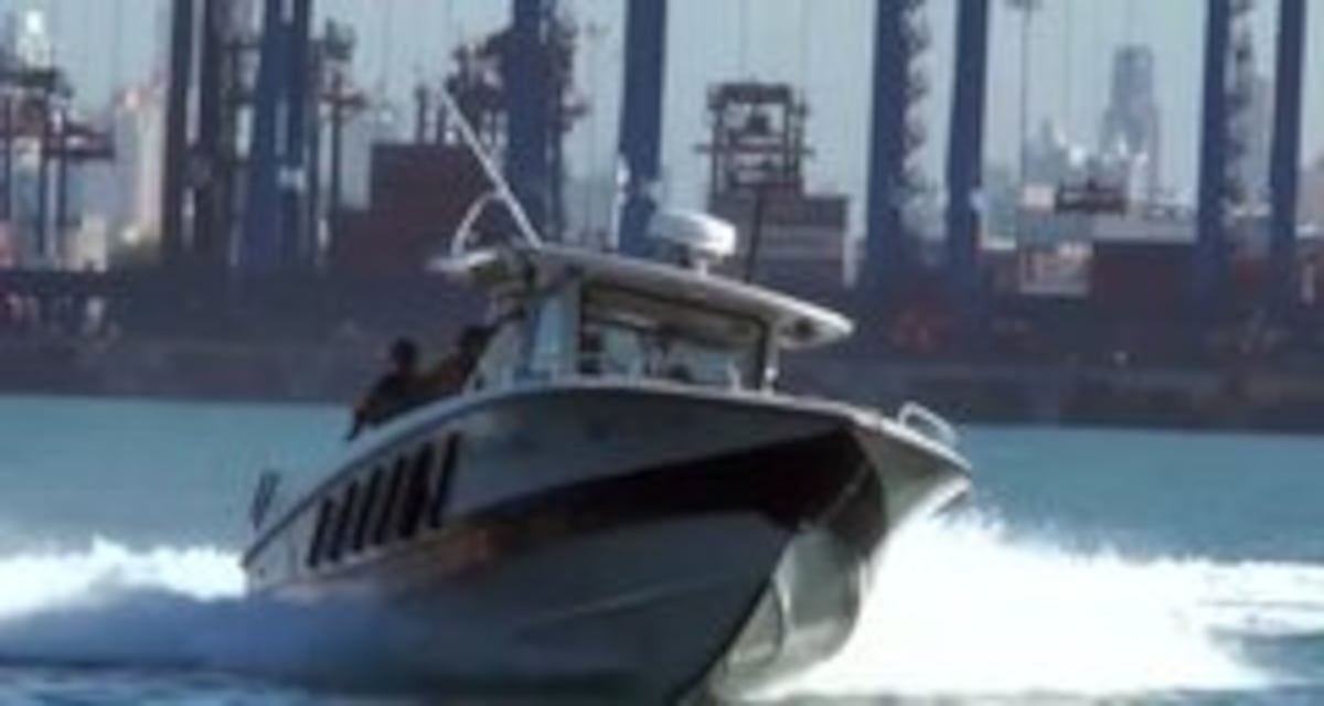 Embarcación se incendia en la Bahía de Panamá. Por poco no llegan a Navidad. Video