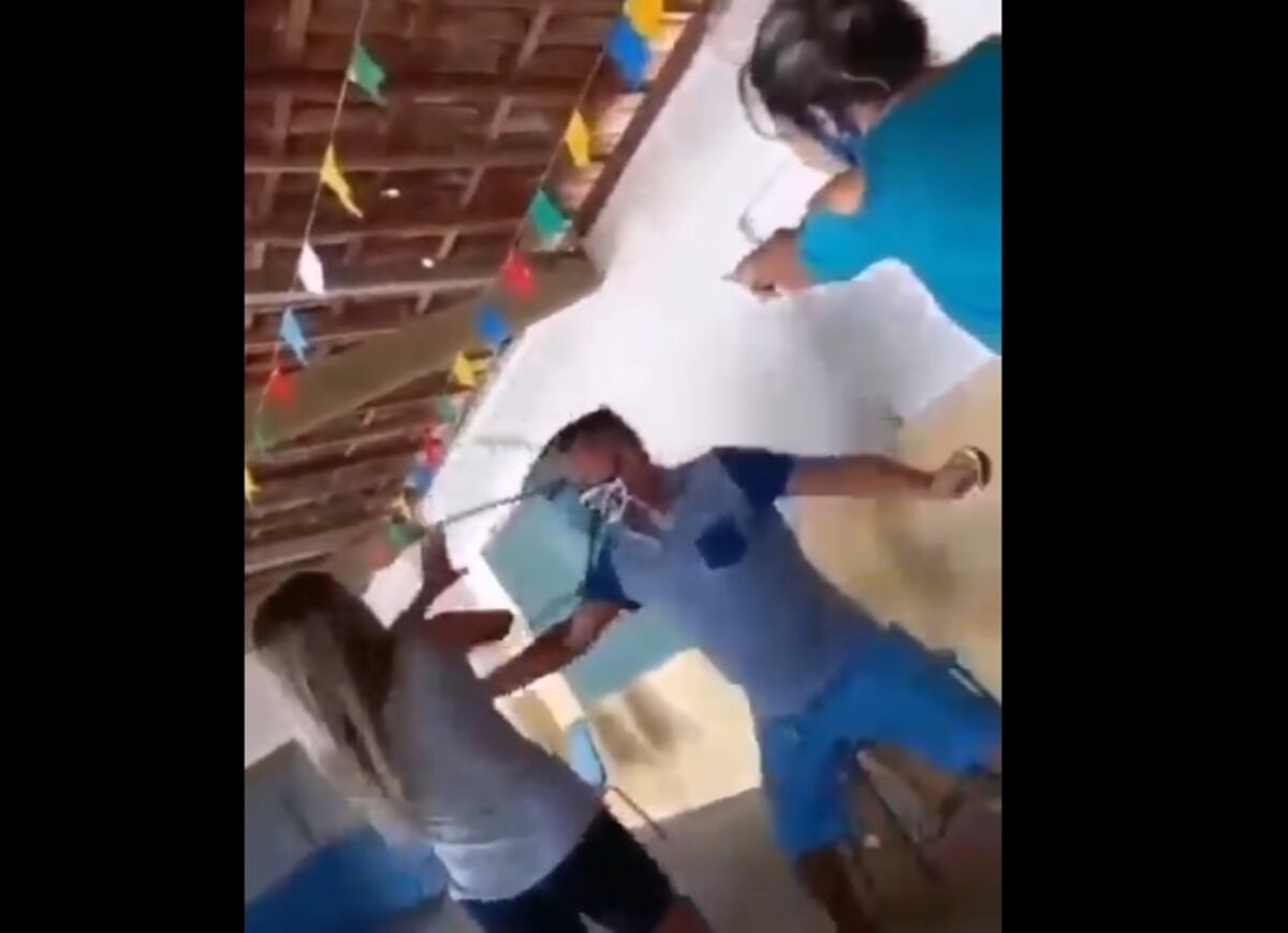 Se formó. Revuelo en jornada de vacunación por presunta infidelidad. Video viral