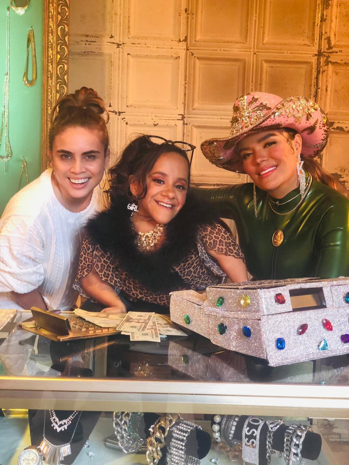 Así fue como la influencer panameña Anita Correa fue invitada por Karol G al nuevo video de ‘Bichota’