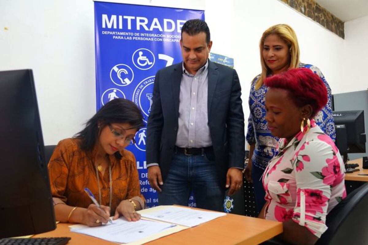 ¡Ya tiene trabajo! Contratan a mamá que corrigió a su hijo en el saqueo