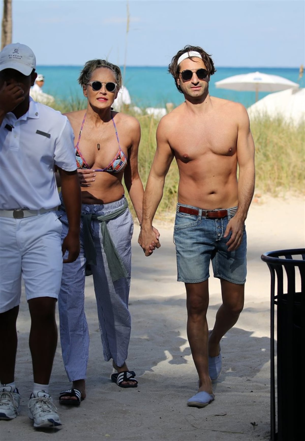 Sharon Stone cumple 60 años y se luce con su nuevo noviecito en la playa