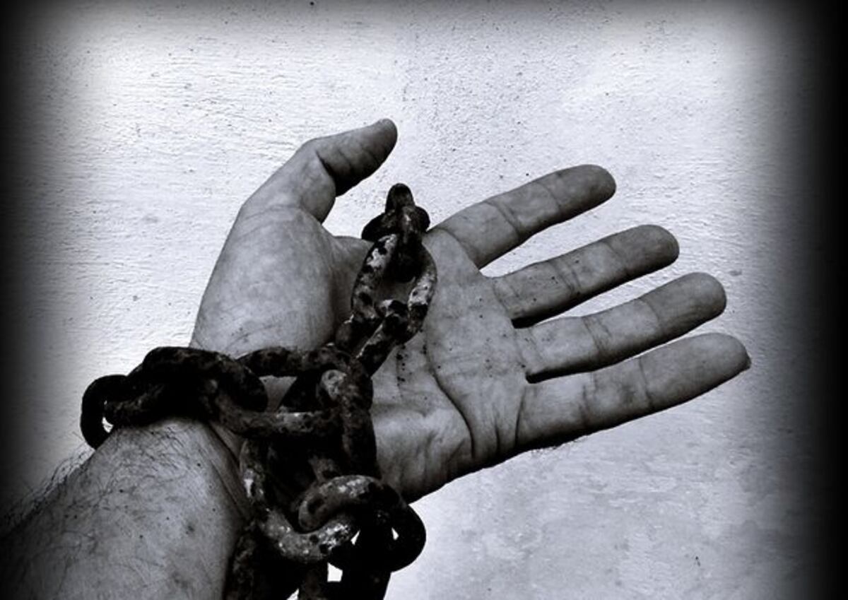 Mujer encadena a su hija de 14 años.Entérate dónde fue 