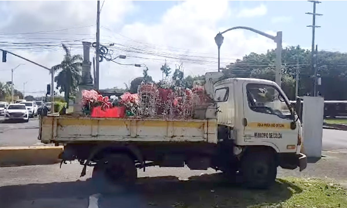 Retiran sin aviso las decoraciones navideñas frente a la Gobernación de Colón