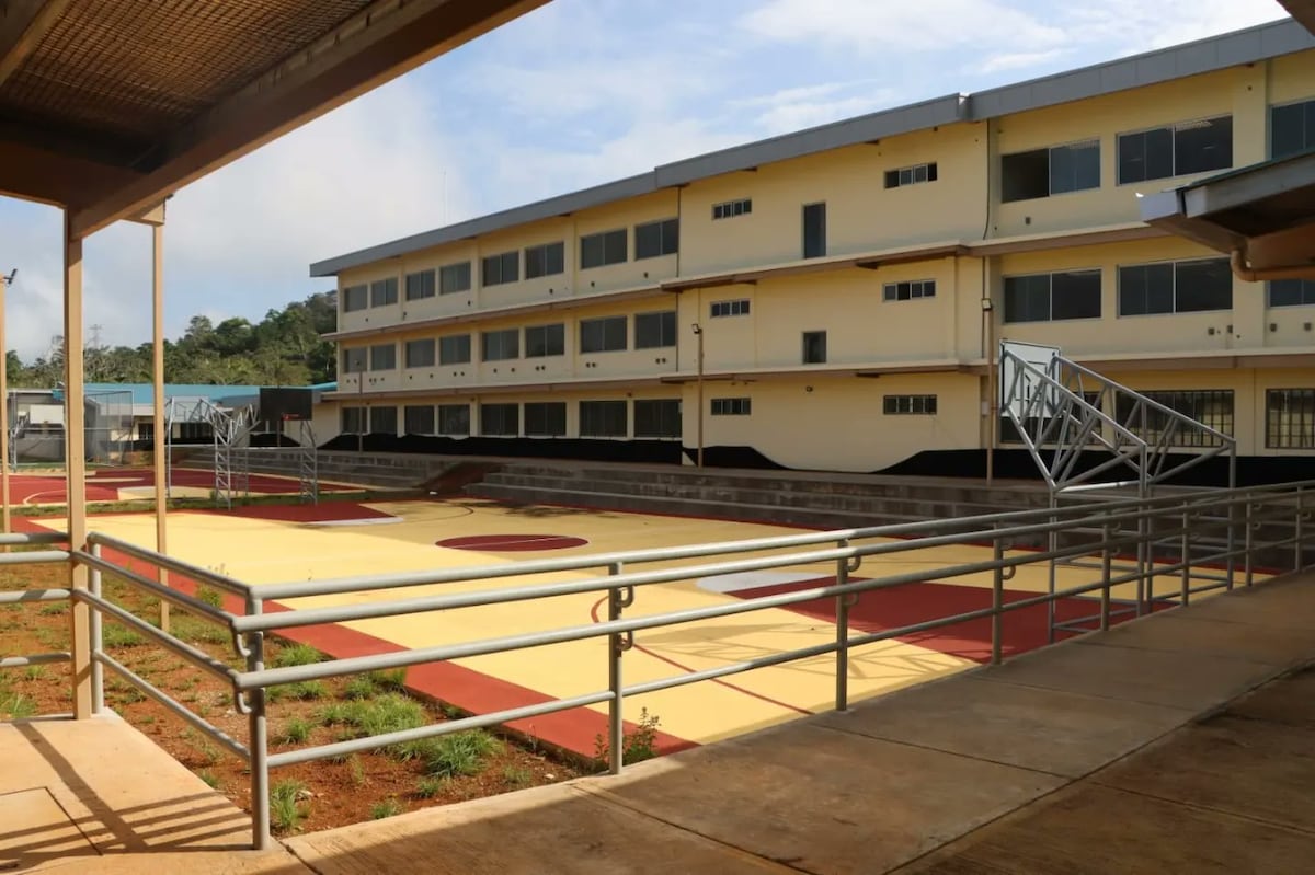 Padres de familia durmieron a la intemperie para conseguir un cupo en nueva escuela de Nuevo Emperador. Chequee