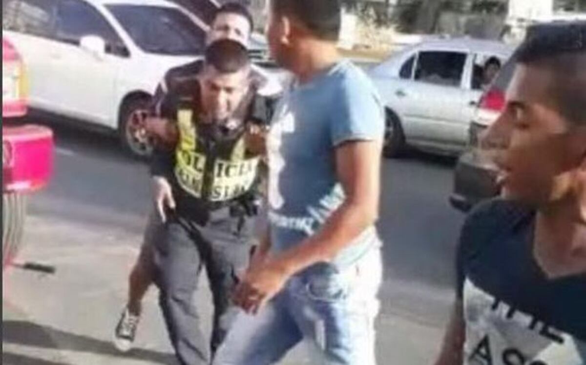 ¡IRRESPETO! Agreden a otro uniformado en estación del metro en San Isidro |VIDEO